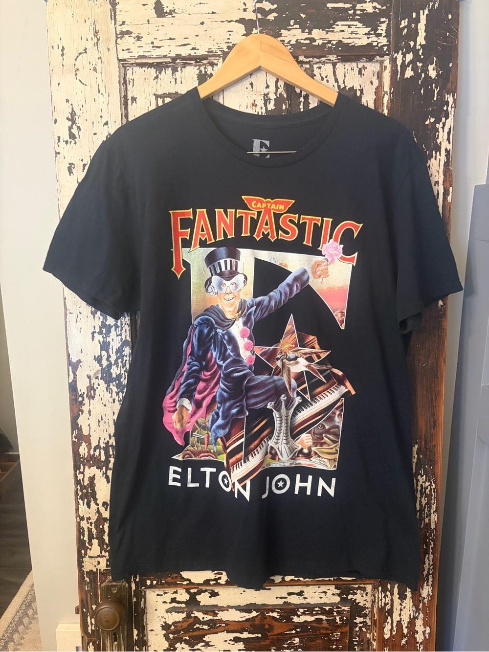 Elton John Captain Fantastic Graphic Tee - unisex XL